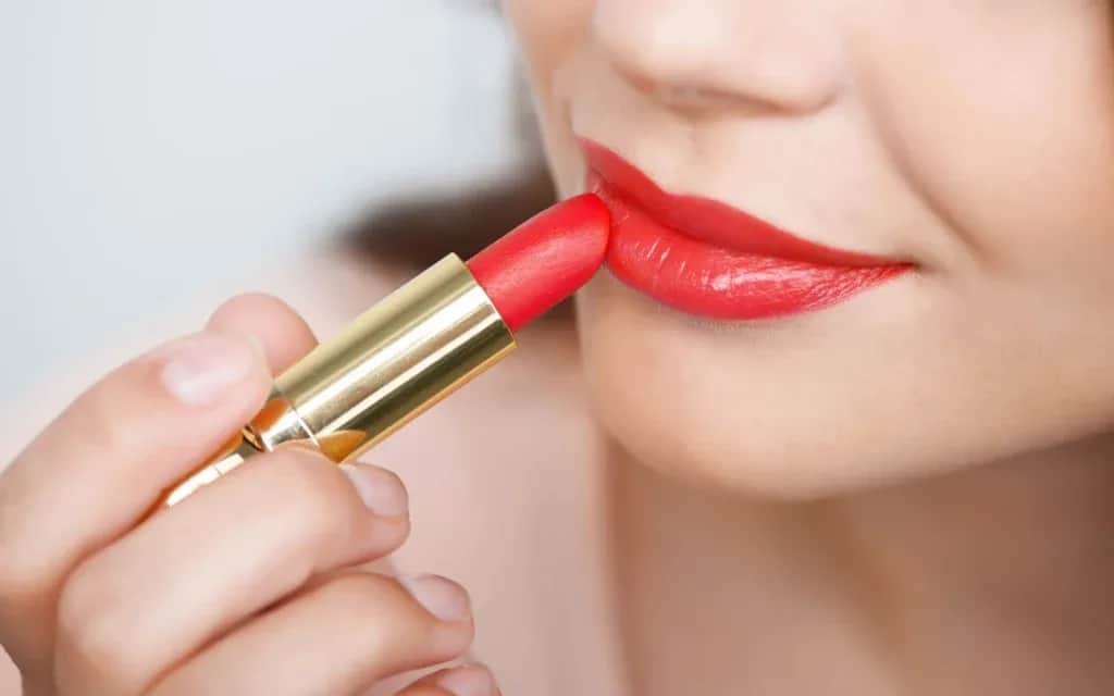 Jaki kolor szminki odmładza? Odkryj sekrety młodszego wyglądu