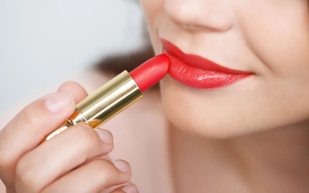 Jaki kolor szminki odmładza? Odkryj sekrety młodszego wyglądu