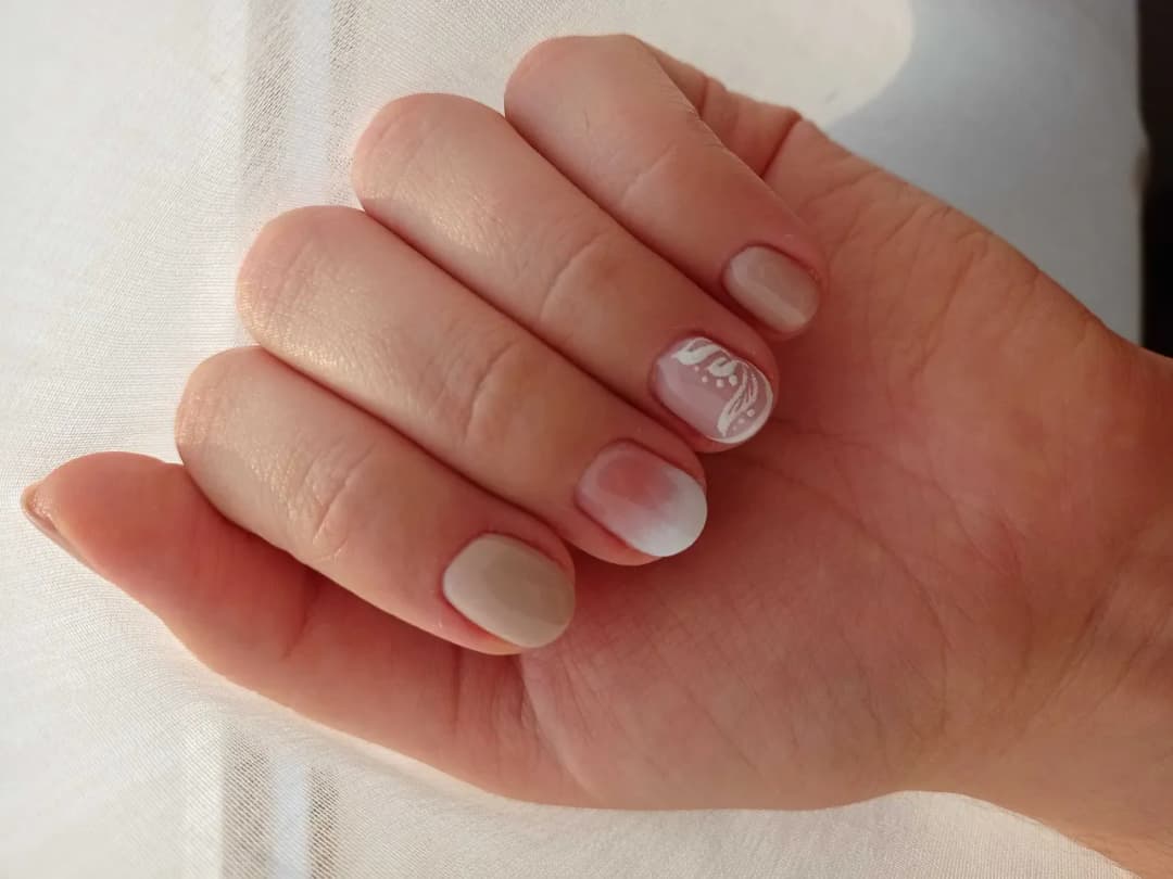 Jaki manicure wybrać, aby uniknąć zniszczenia paznokci i wyglądać pięknie?