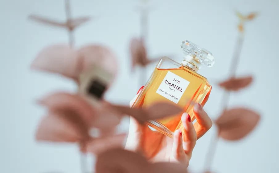 Jak sprawić, żeby perfumy dłużej pachniały? Sprawdzone sposoby