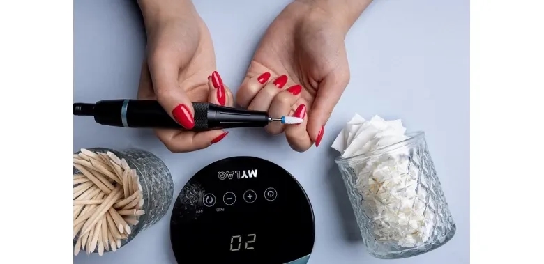 Jak używać przyrządów do manicure, aby uniknąć uszkodzeń paznokci