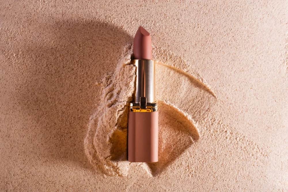 Satynowa szminka co to znaczy? Odkryj jej zalety i właściwości