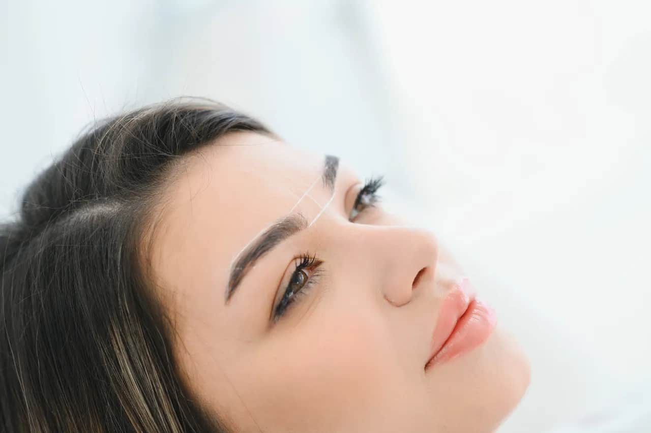 Jak wygląda koloryzacja czarnymi farbkami do brwi?