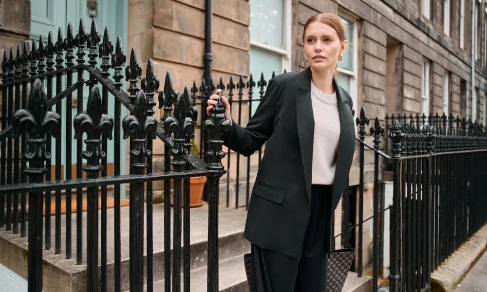 Idealna fryzura do garnituru damskiego, która podkreśli Twój styl i pewność siebie