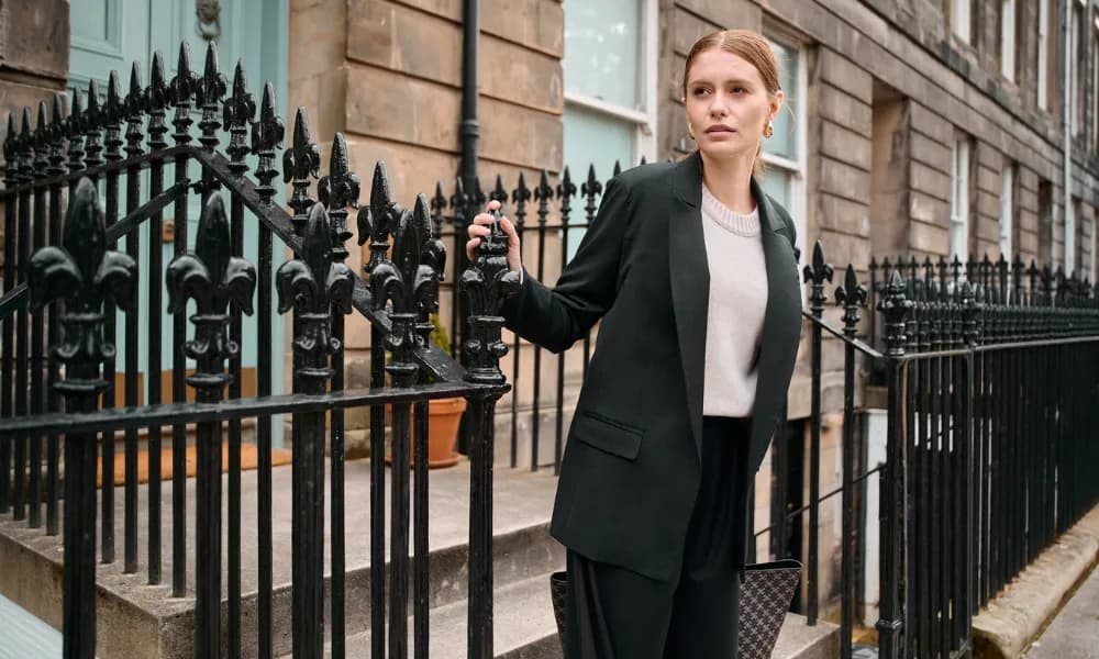 Idealna fryzura do garnituru damskiego, która podkreśli Twój styl i pewność siebie