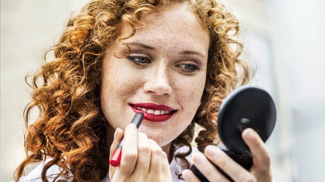 Czym się różni pomadka od szminki? Kluczowe różnice, które musisz znać