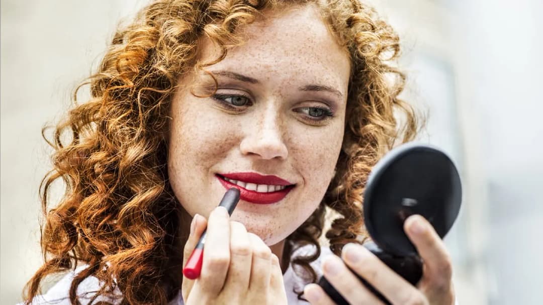 Czym się różni pomadka od szminki? Kluczowe różnice, które musisz znać