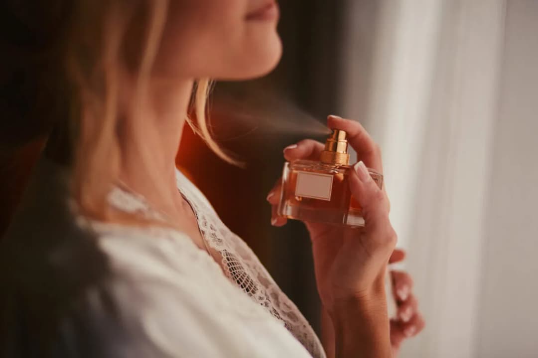 Ile psiknięć perfum z 1 ml? Odkryj, jak oszczędzać zapach!
