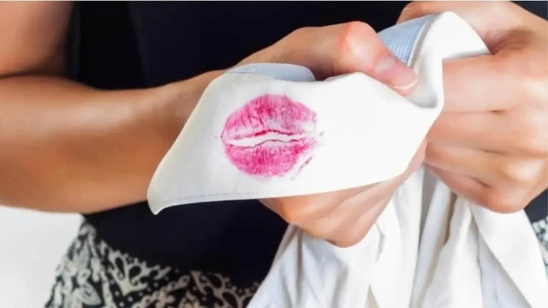 Skuteczne sposoby na to, czym usunąć szminkę z ubrania bez śladów