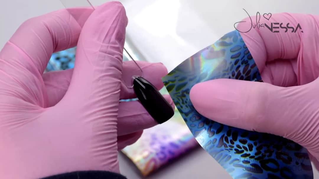 Jak przyklejać folię na paznokcie - proste sposoby na perfekcyjne efekty Jak przyklejać folię na paznokcie - proste sposoby na perfekcyjne efekty