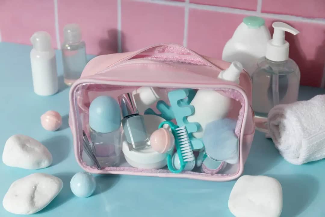 Jakie pojemności kosmetyków można zabrać do samolotu, aby uniknąć problemów?