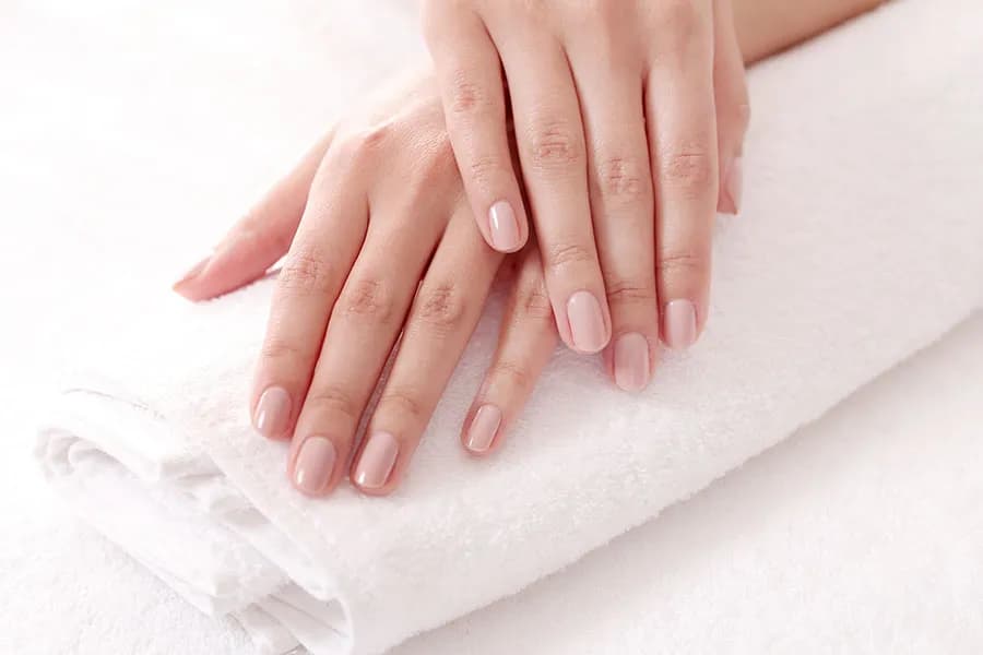 Czym jest manicure klasyczny? Poznaj jego zalety i przebieg zabiegu
