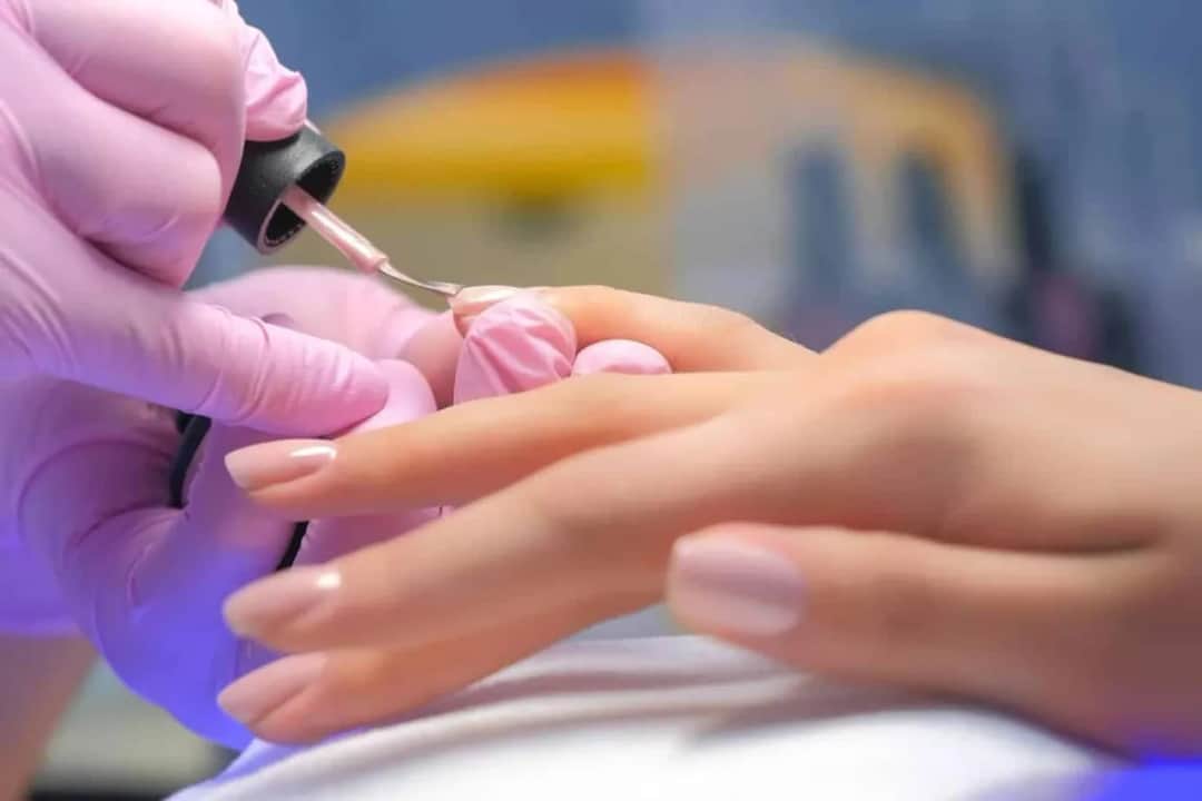 Chiński manicure na czym polega – poznaj jego zalety i efekty