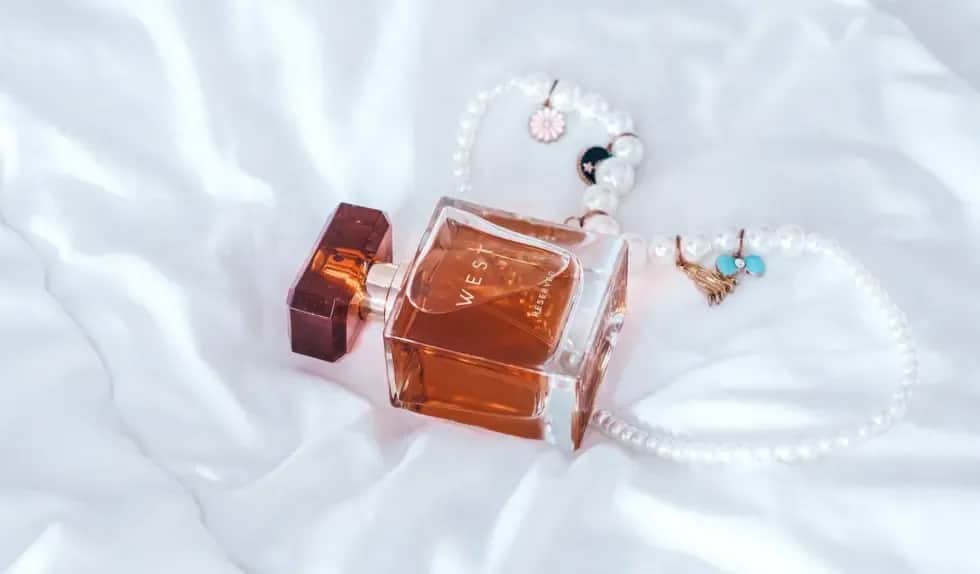 Dlaczego perfumy na mnie nie pachną? Odkryj przyczyny i rozwiązania