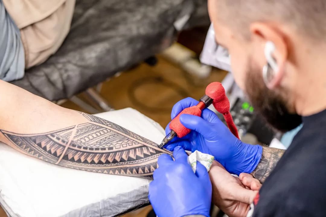 Jak dbać o tatuaż po zrobieniu, aby uniknąć problemów z gojeniem