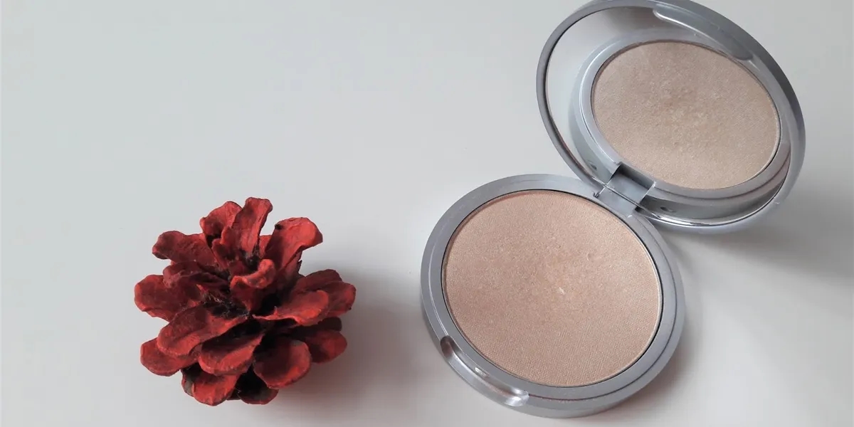 Najlepsze pudry rozświetlające Douglas - wybierz idealny dla siebie