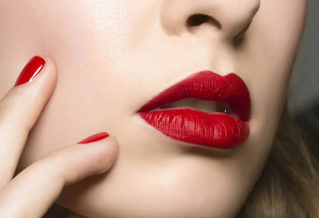 Jak malować usta szminką, aby uzyskać idealny efekt i trwałość